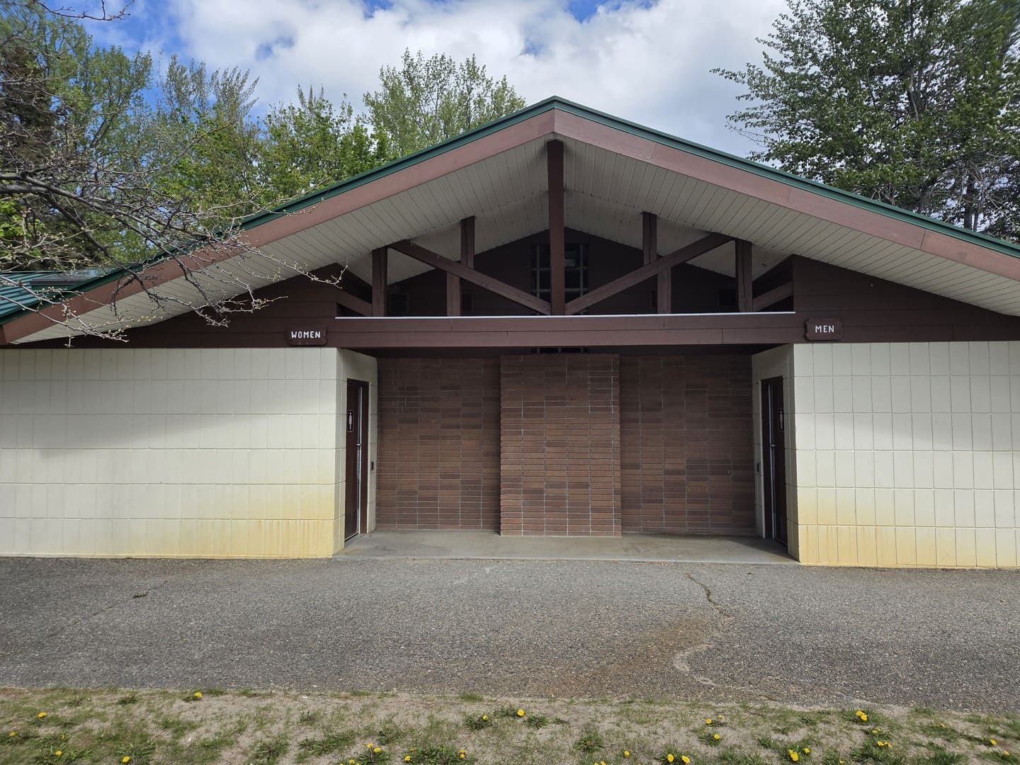 Sun-Oka Beach Provincial Park Washrooms - Summerland