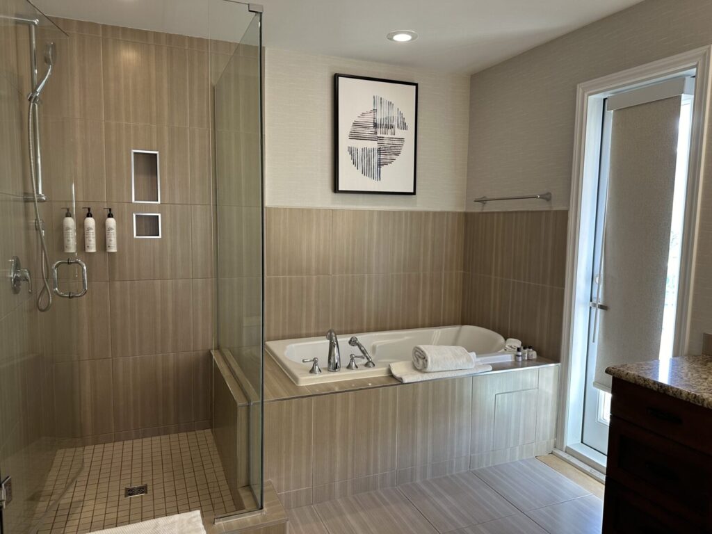 Delta Hotels Grand Okanagan Resort - Bathroom