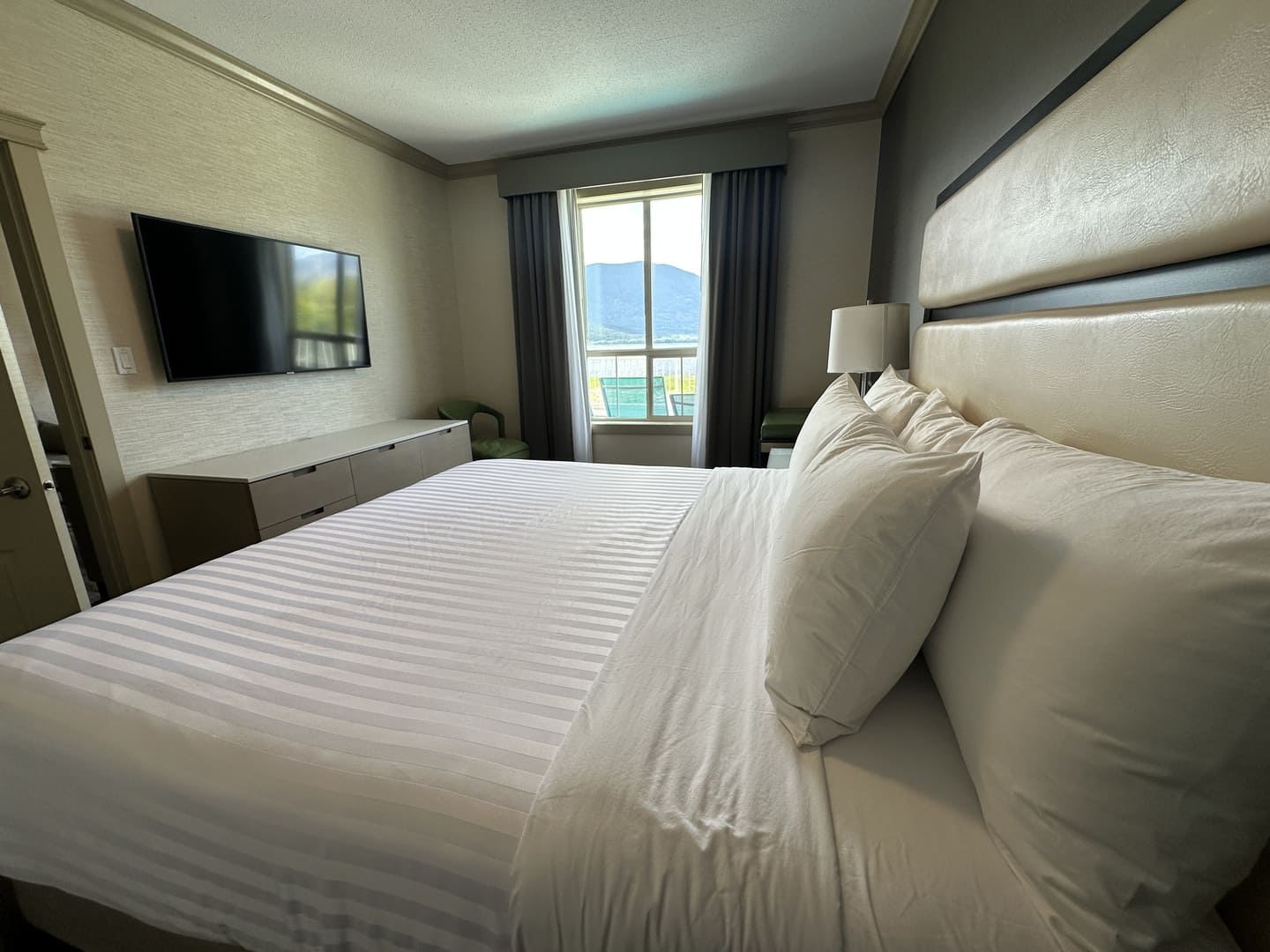Prestige Harbourfront Resort in Salmon Arm King Room 1