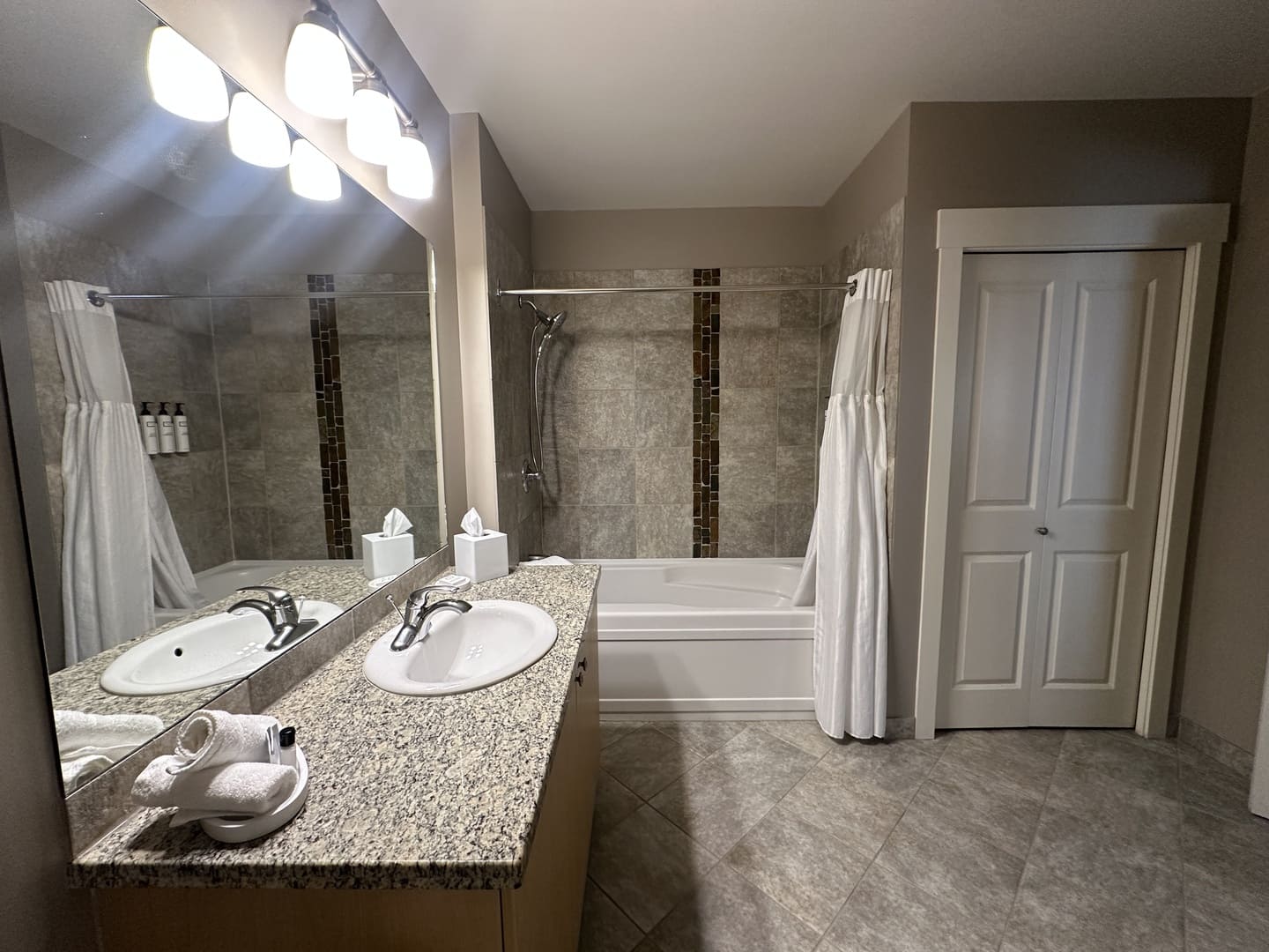 The Cove Lakeside Resort - Bathroom