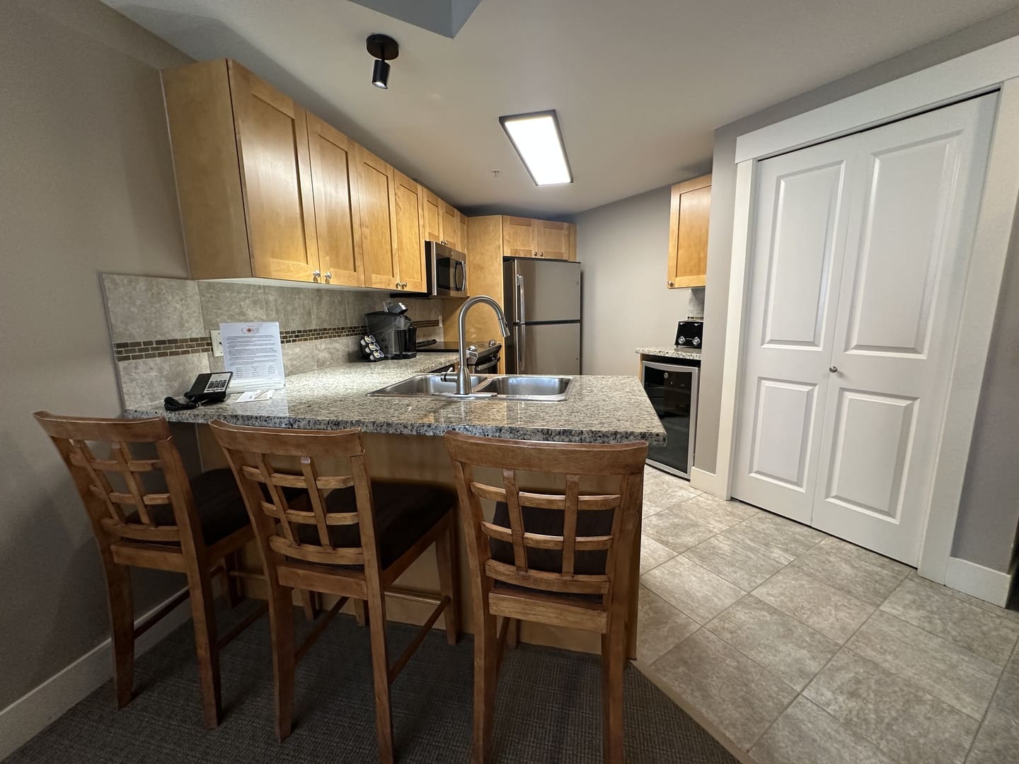 The Cove Lakeside Resort - Kitchen