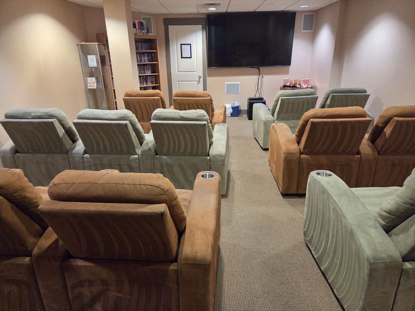 The Cove Lakeside Resort - Private Movie Theatre